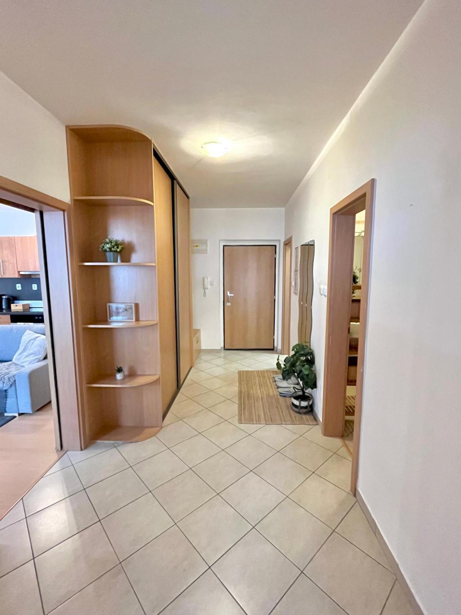 Apartment Tina - Old Town, Ac, Free Private Parking Bratislava Bagian luar foto