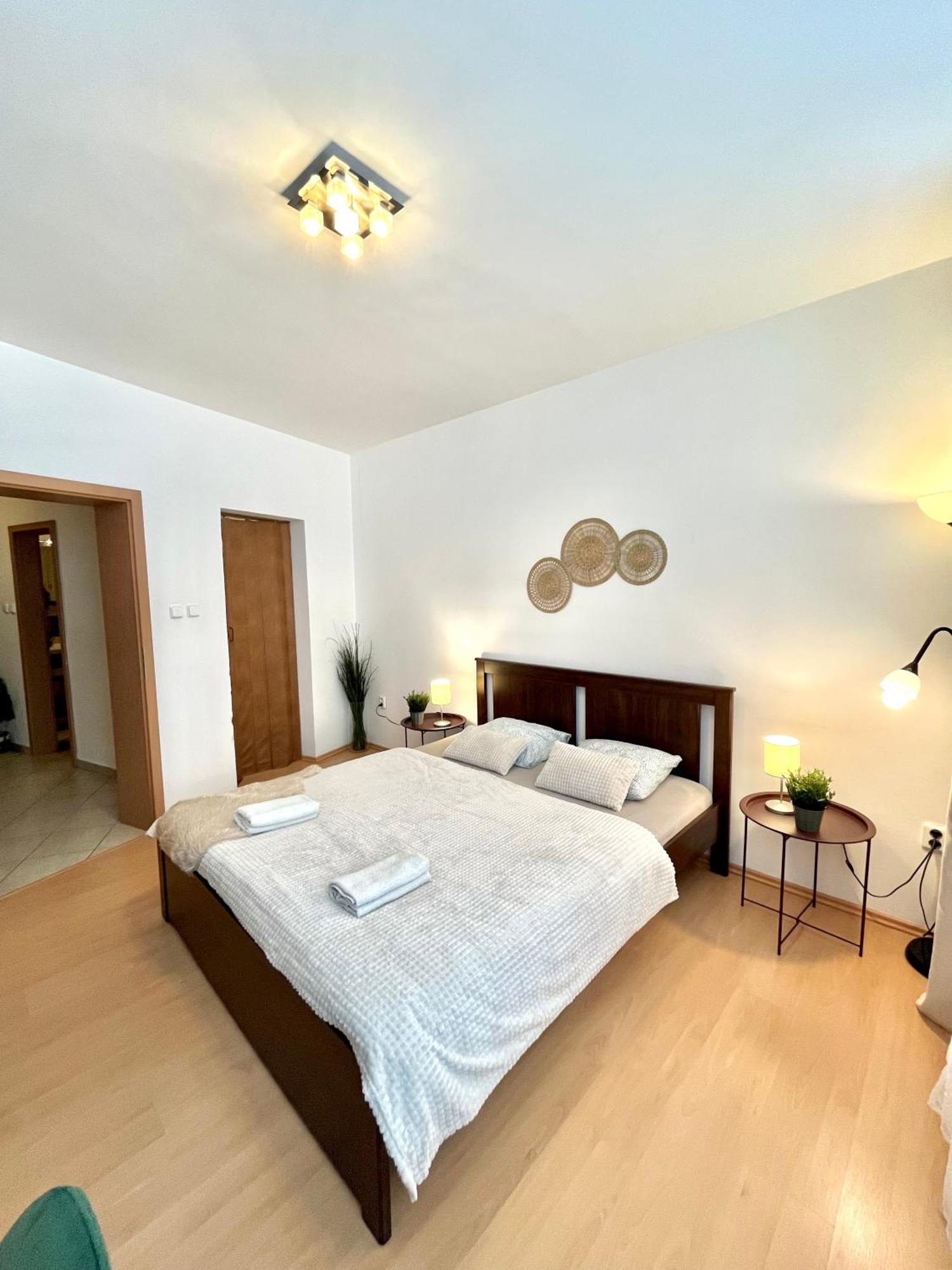 Apartment Tina - Old Town, Ac, Free Private Parking Bratislava Bagian luar foto
